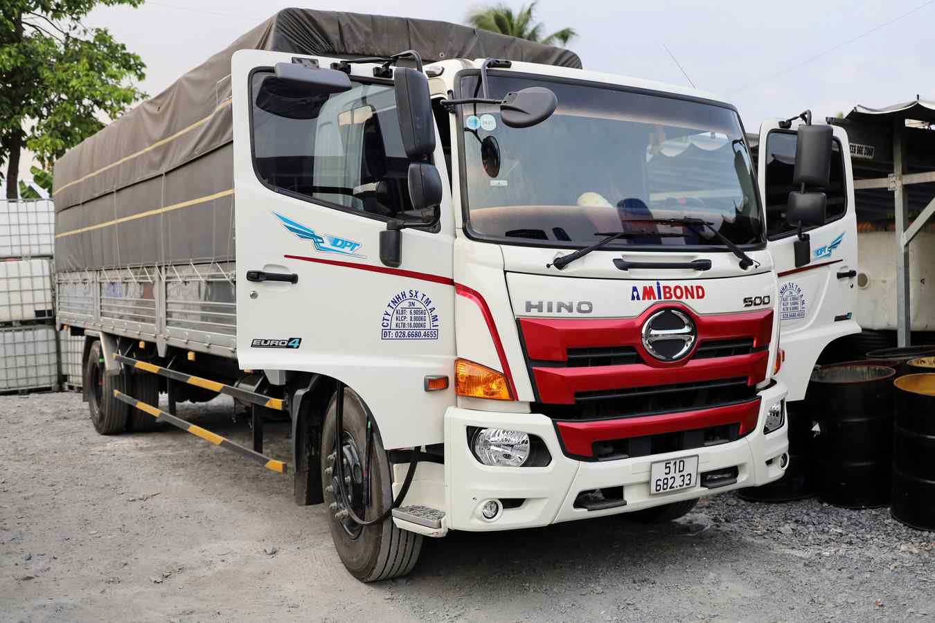 Xe tải phủ bạt vận tải hàng hóa nội bộ của công ty AMI